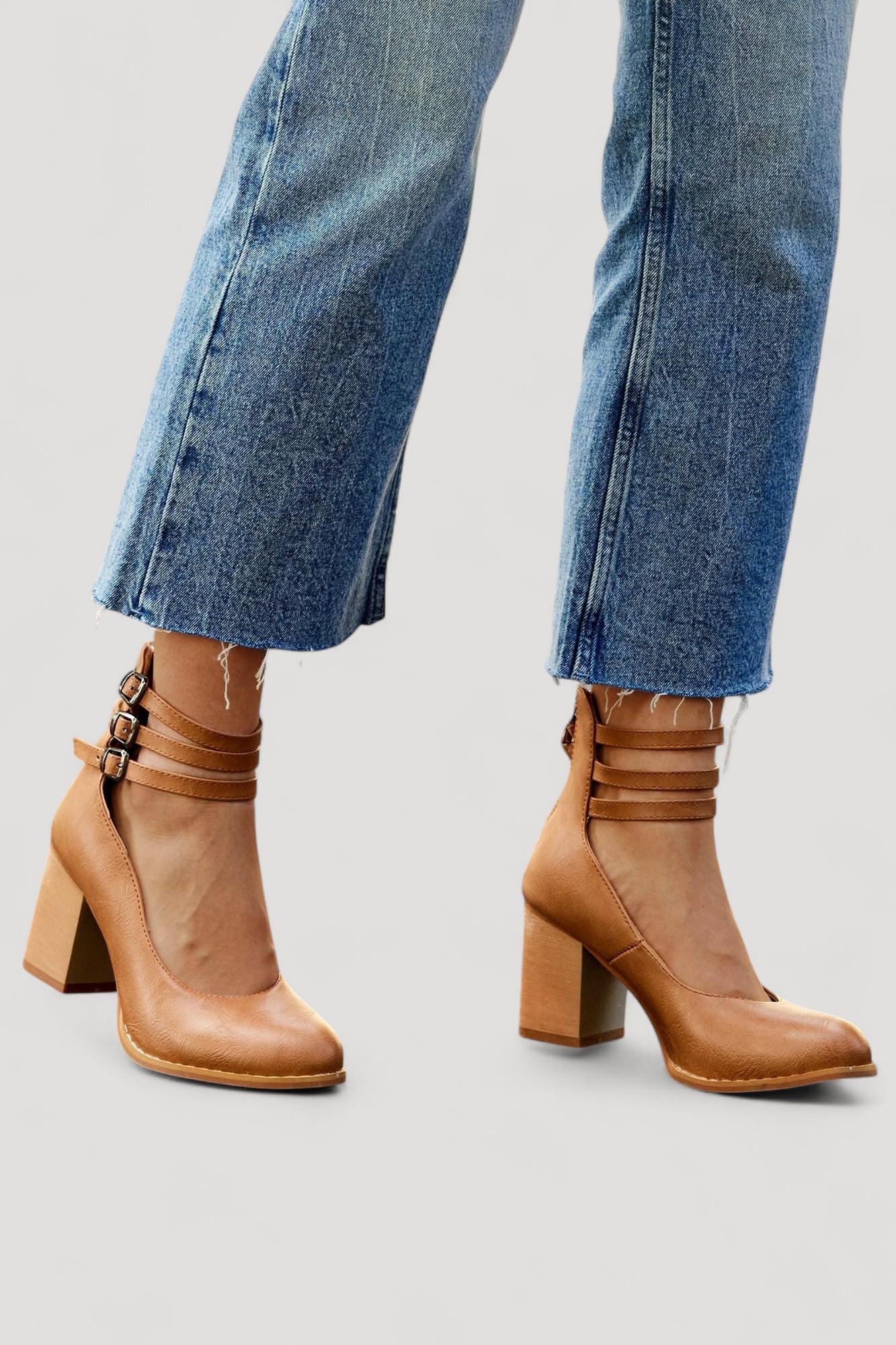 Casilda | Liukkaat sandaalit nilkkaremmeillä ja paksulla pohjalla