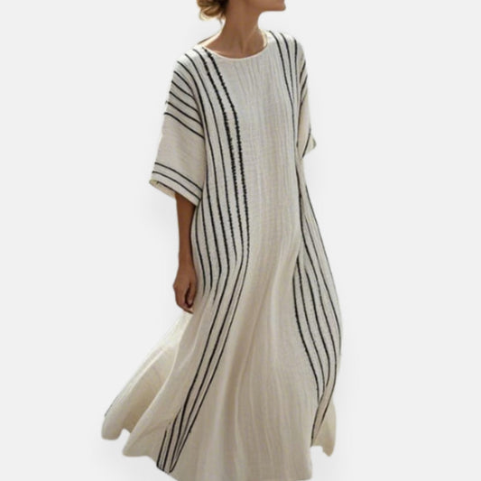 Isabeille | Pitkä, kevyesti laskeutuva mekko hienolla raidalla