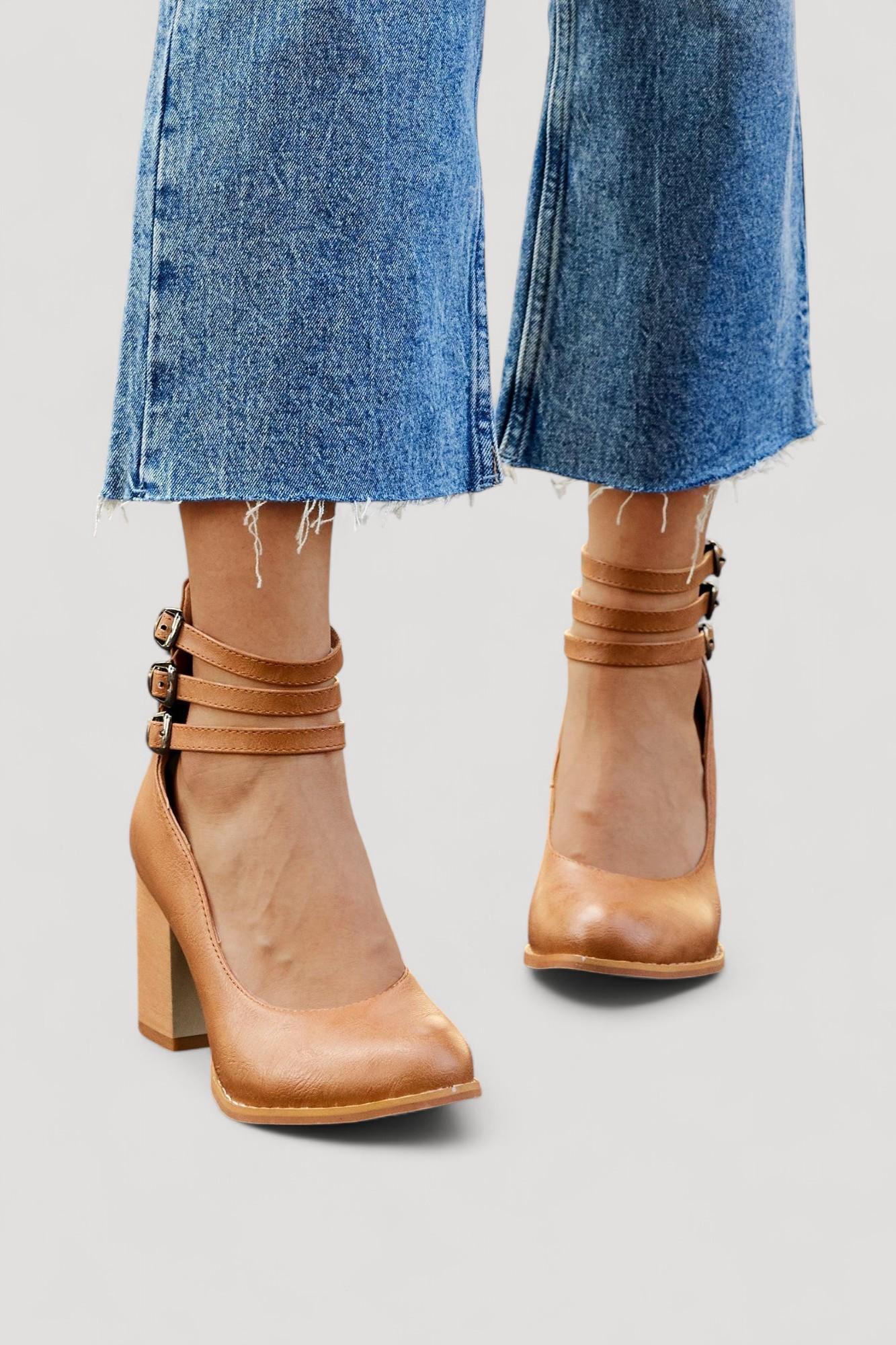 Casilda | Liukkaat sandaalit nilkkaremmeillä ja paksulla pohjalla