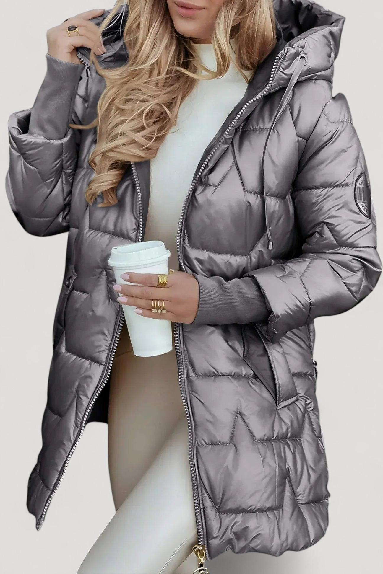 Nolwen™ | Elegantti talvitakki hupulla ja kevyellä toppauksella