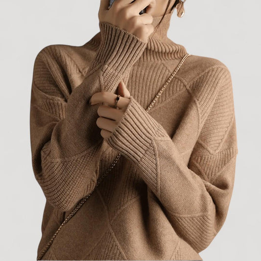 Nainen | Käsintehty neule korkealla kauluksella