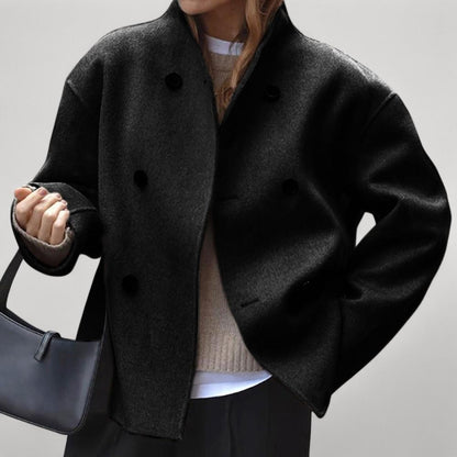 Muotitietoisen naisen vintage-tyylinen villatakki