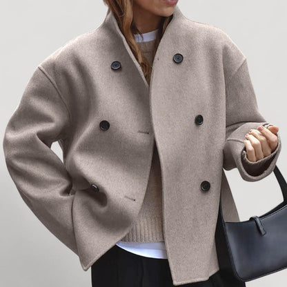 Muotitietoisen naisen vintage-tyylinen villatakki