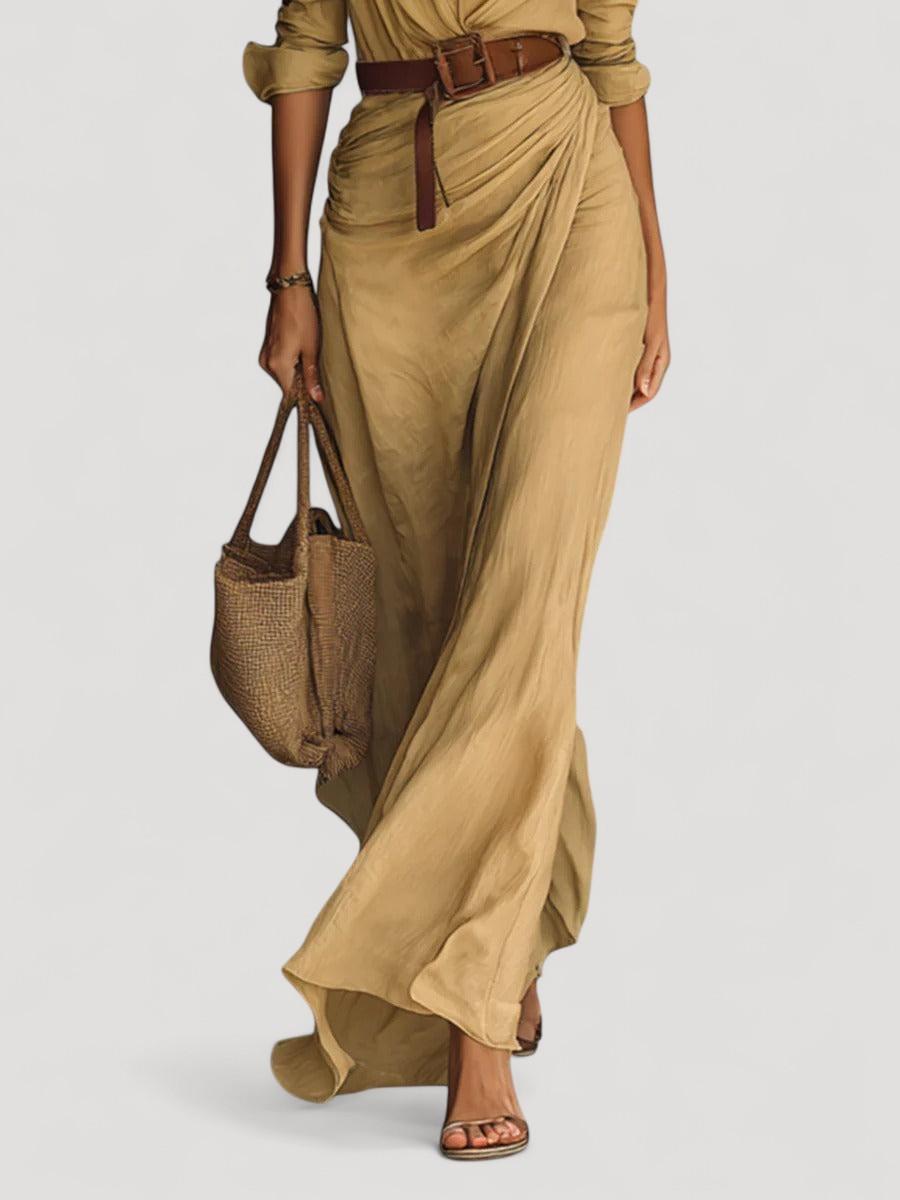 Pitkä vyöllinen mekko pitkillä hihoilla ja käänteillä