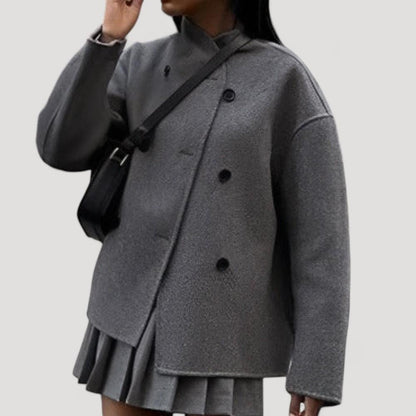 Muotitietoisen naisen vintage-tyylinen villatakki